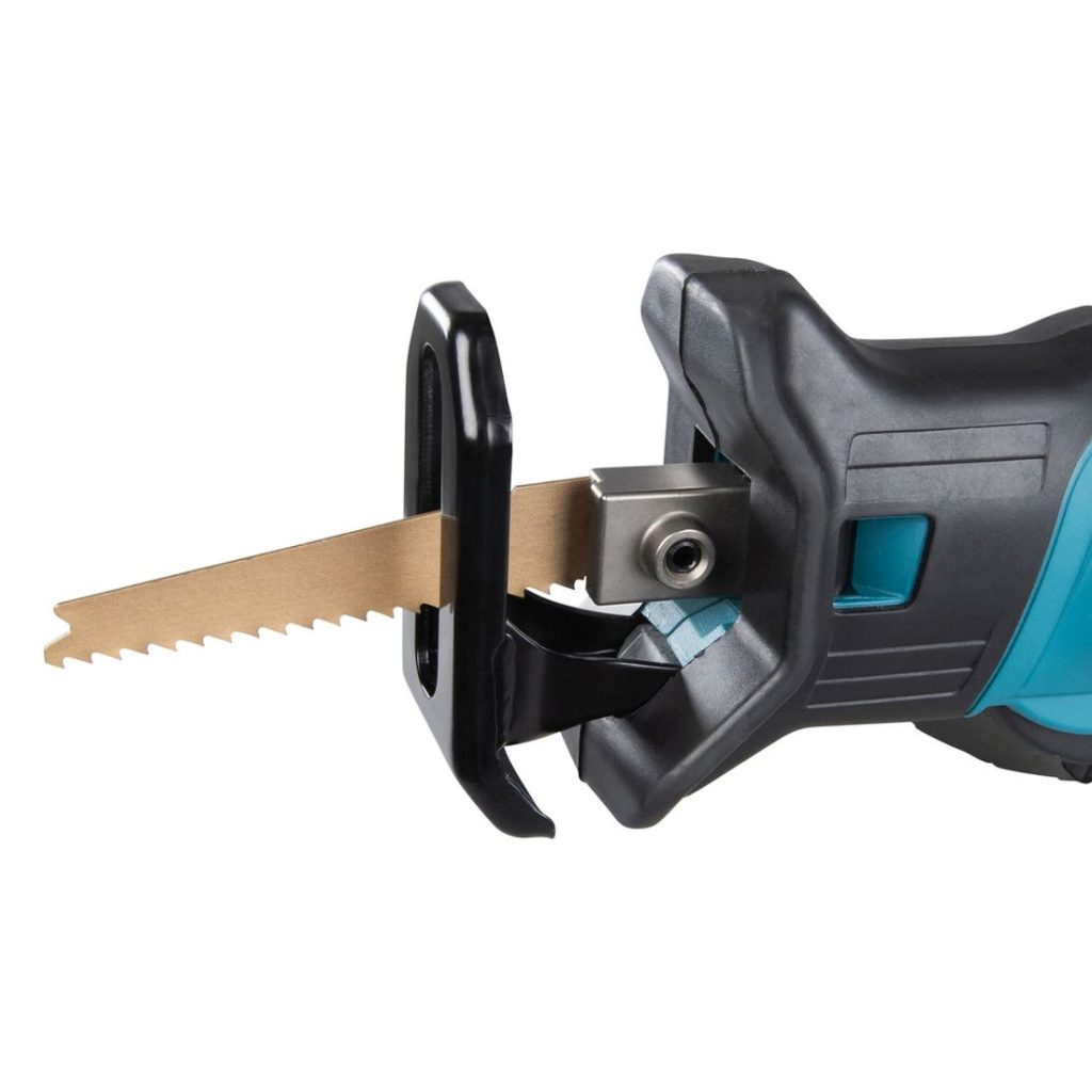 MAKITA Puukkosaha LXT. Lähikuvassa Puukkosaha LXT:n terän pikakiinnitys sivustapäin.