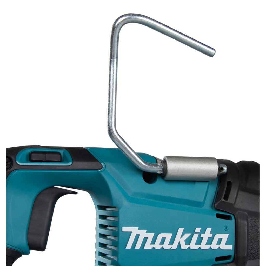 MAKITA Puukkosaha LXT. Lähikuvassa Puukkosaha LXT:n ripustuskoukku.