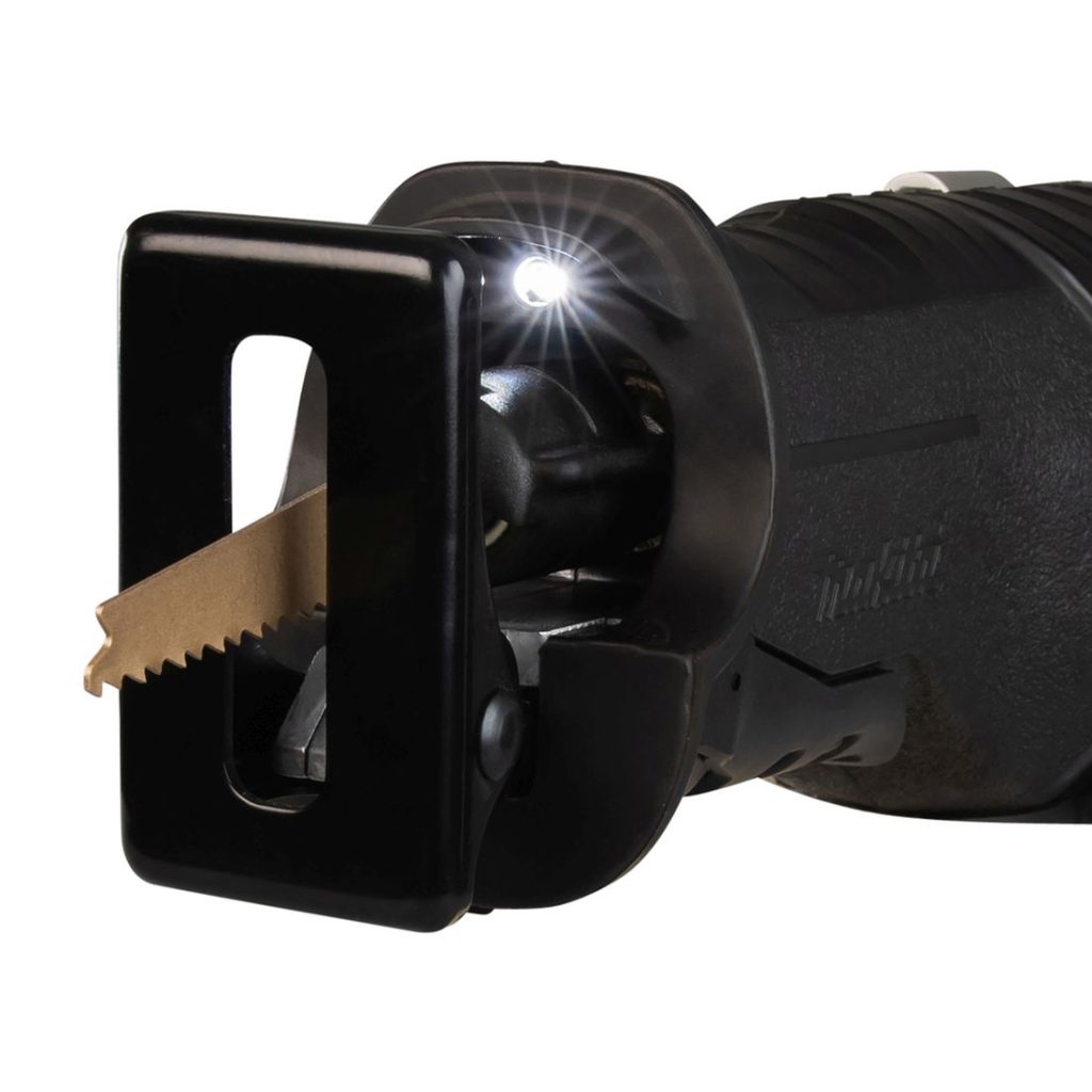 MAKITA Puukkosaha LXT. Lähikuvassa Puukkosaha LXT:n LED-valo oikealta etuviistosta.