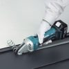 MAKITA Levyleikkuri LXT. Kuvassa henkilö leikkaamassa mustaa peltiä Levyleikkuri LXT:n avulla.