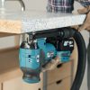 MAKITA Pistosaha LXT. Lähikuvassa henkilö saahamassa keittiön työtasoon Pistosaha LXT:n avulla työtason alapuolelta.