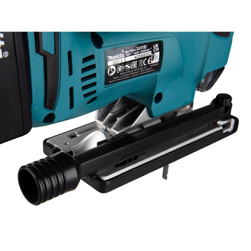 MAKITA Pistosaha LXT. Lähikuvassa Pistosaha LXT:n imuriliitäntä oikealta takayläviistosta.
