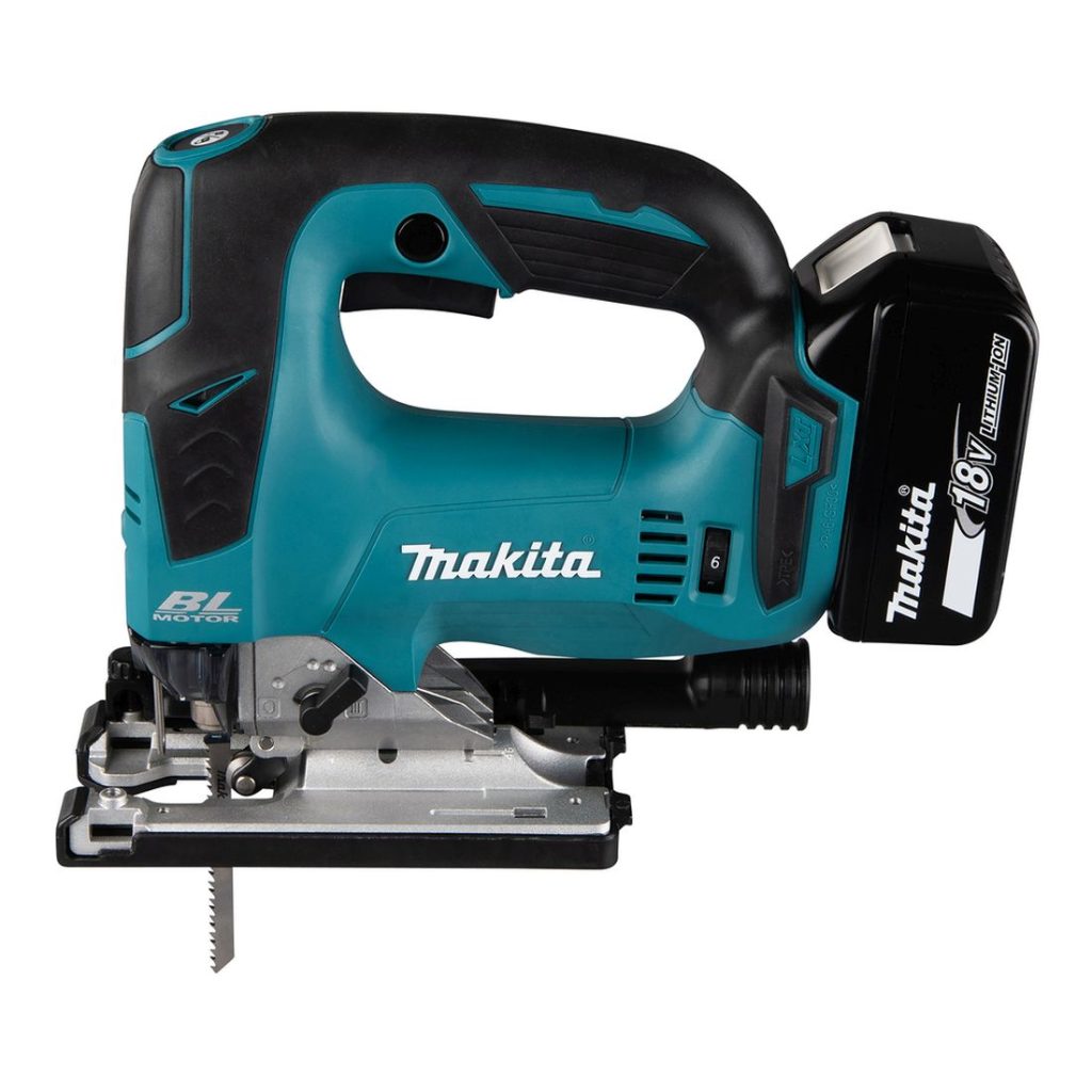 MAKITA Pistosaha LXT. Kuvassa Pistosaha LXT vasemmalta sivustapäin.