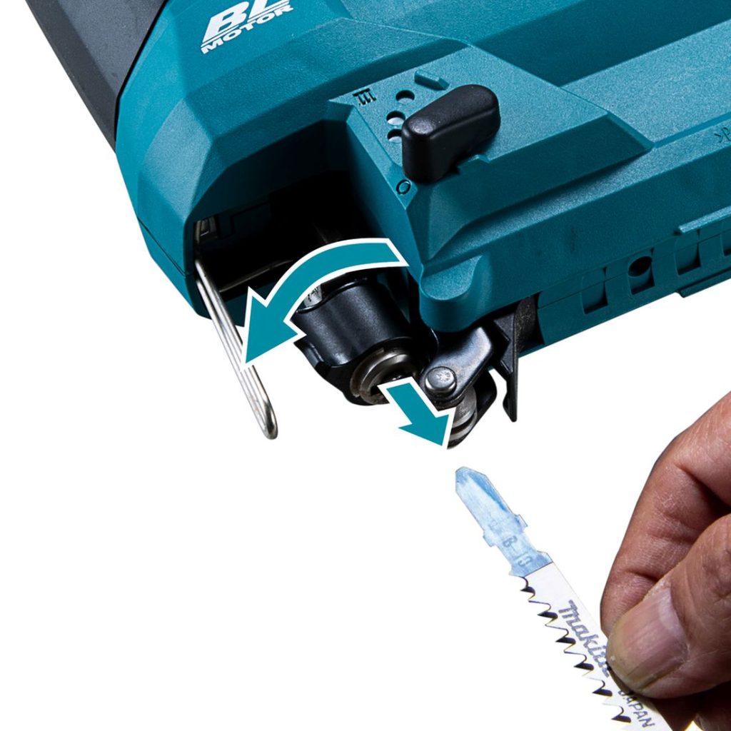 MAKITA Pistosaha LXT. Lähikuvassa Pistosaha LXT:n terän pikakiinnitys.