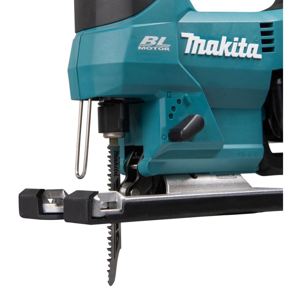 MAKITA Pistosaha LXT. Lähikuvassa Pistosaha LXT:n terä oikealta etuviistosta.