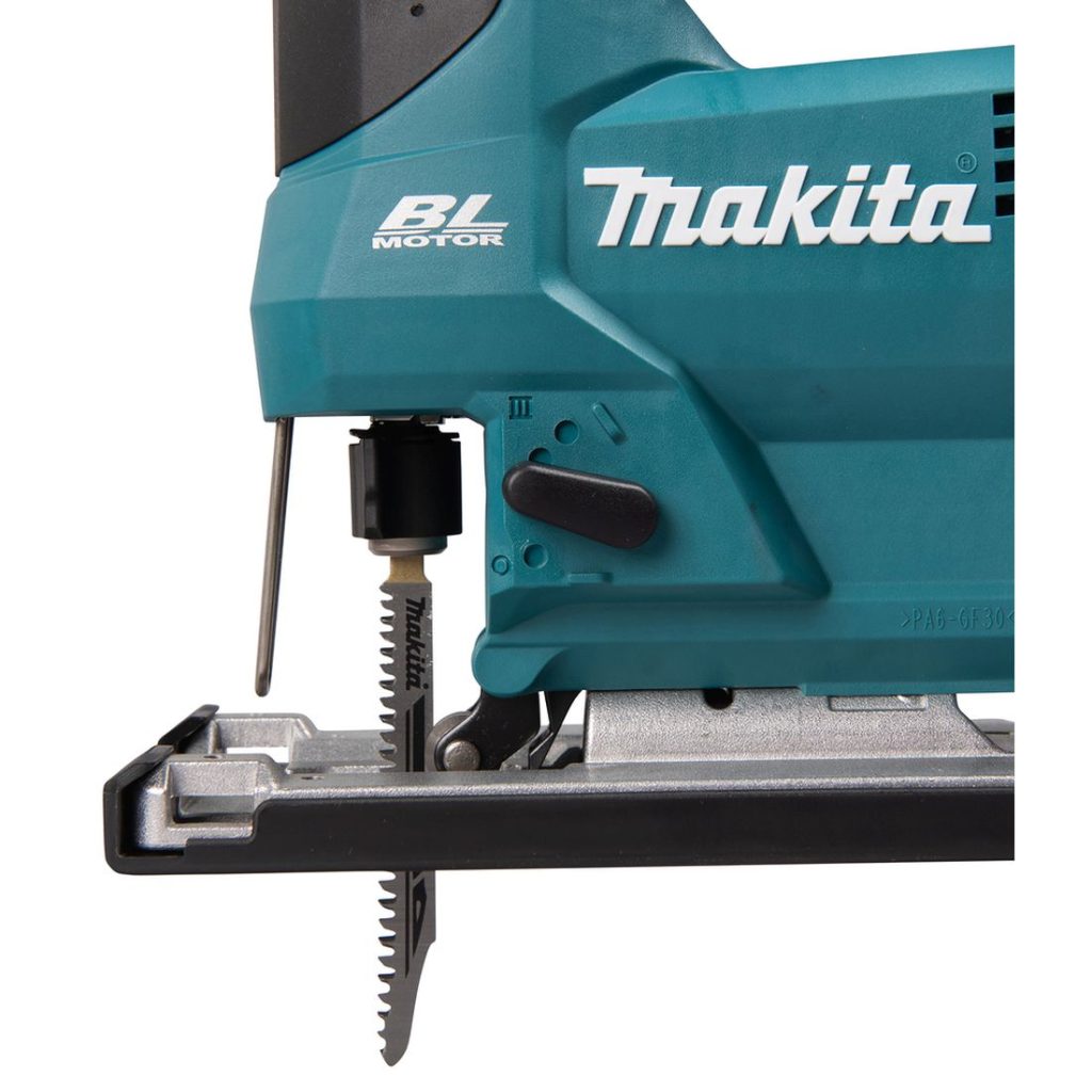 MAKITA Pistosaha LXT. Lähikuvassa Pistosaha LXT:n terä oikealta sivustapäin.