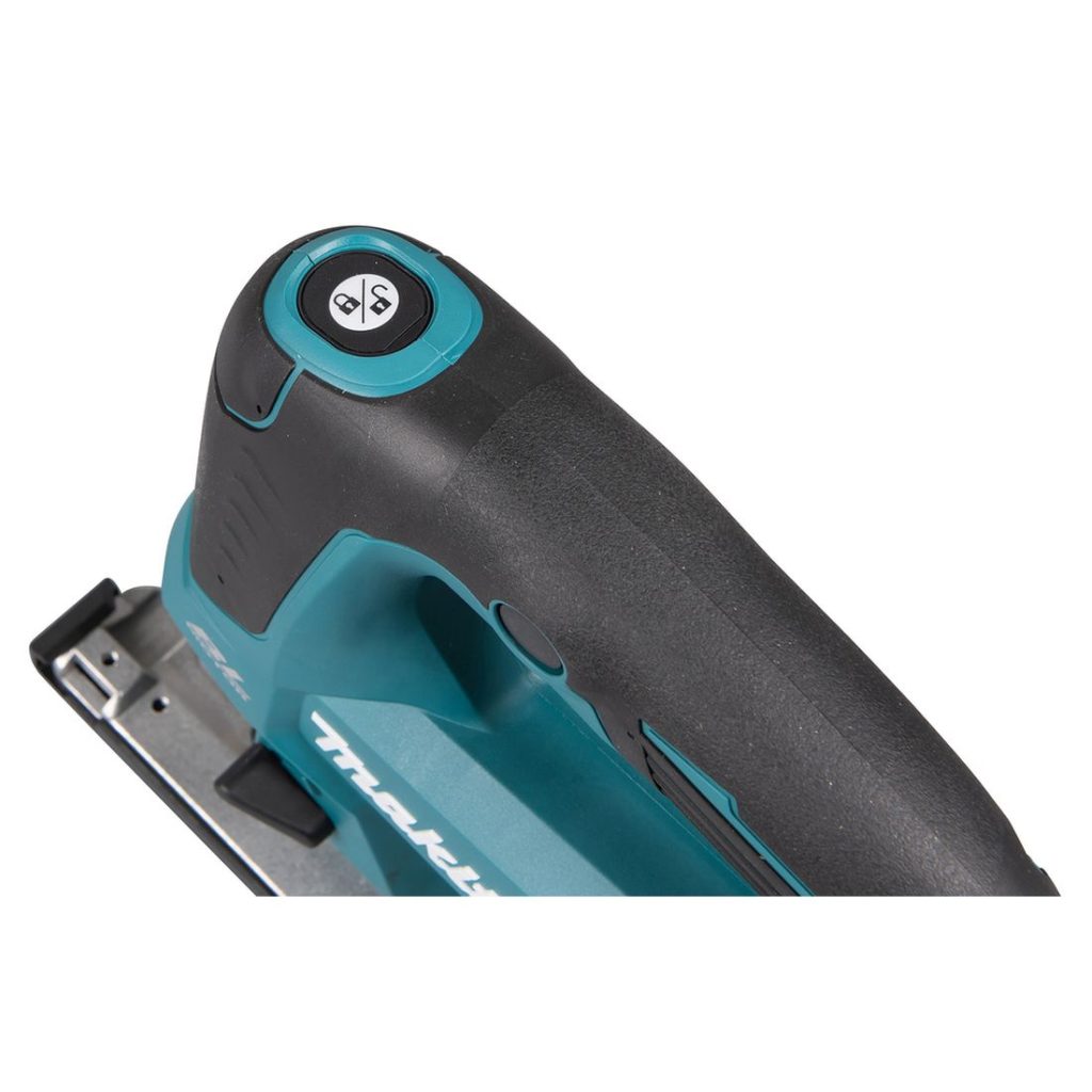 MAKITA Pistosaha LXT. Lähikuvassa Pistosaha LXT:n lukitusnappi takayläviistosta.