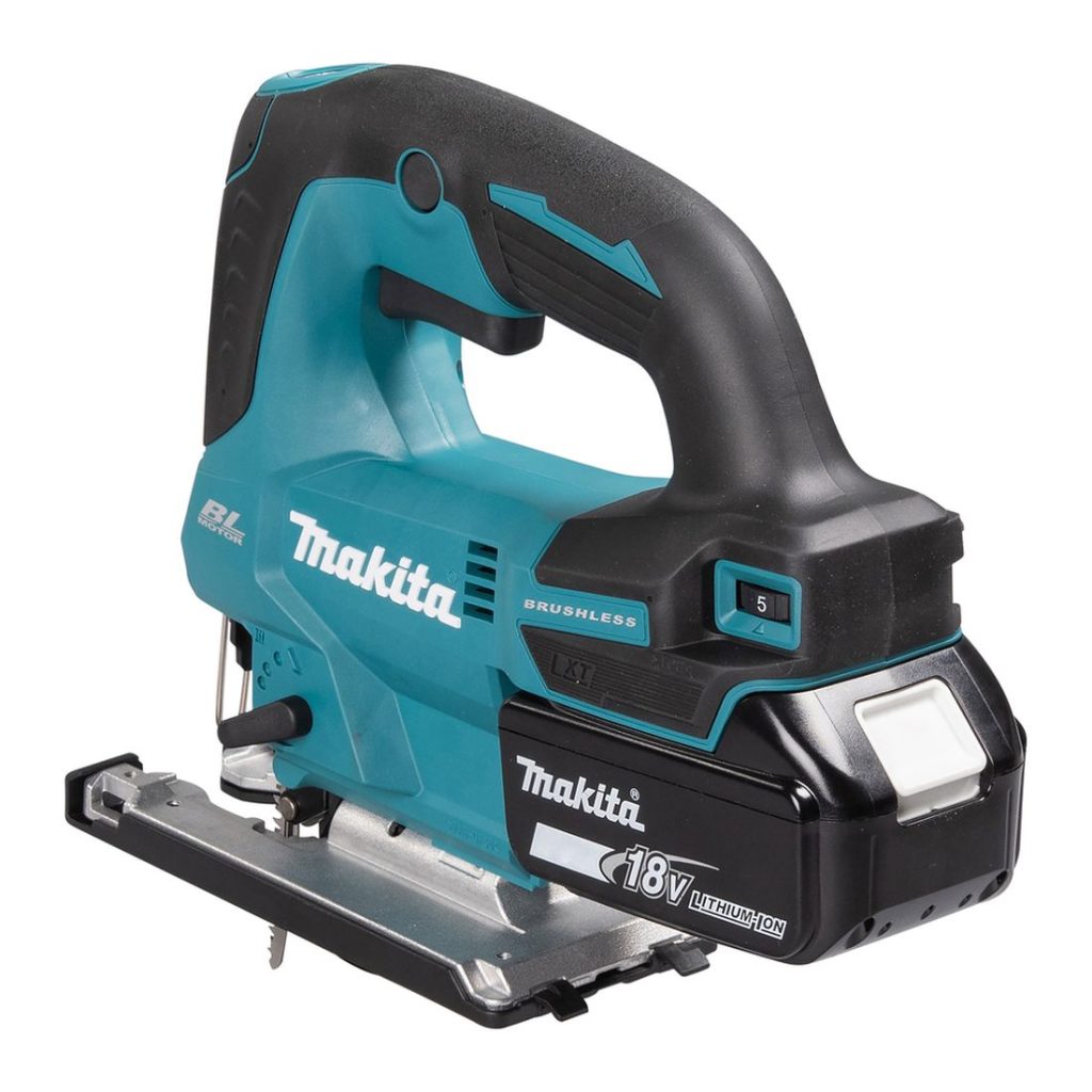 MAKITA Pistosaha LXT. Kuvassa Pistosaha LXT vasemmalta takayläviistosta.