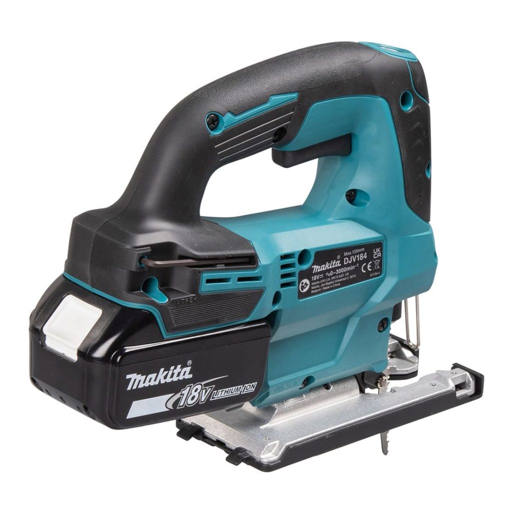 MAKITA Pistosaha LXT. Kuvassa Pistosaha LXT oikealta takayläviistosta.
