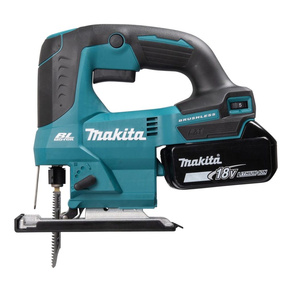 MAKITA Pistosaha LXT. Kuvassa Pistosaha LXT vasemmalta sivustapäin.
