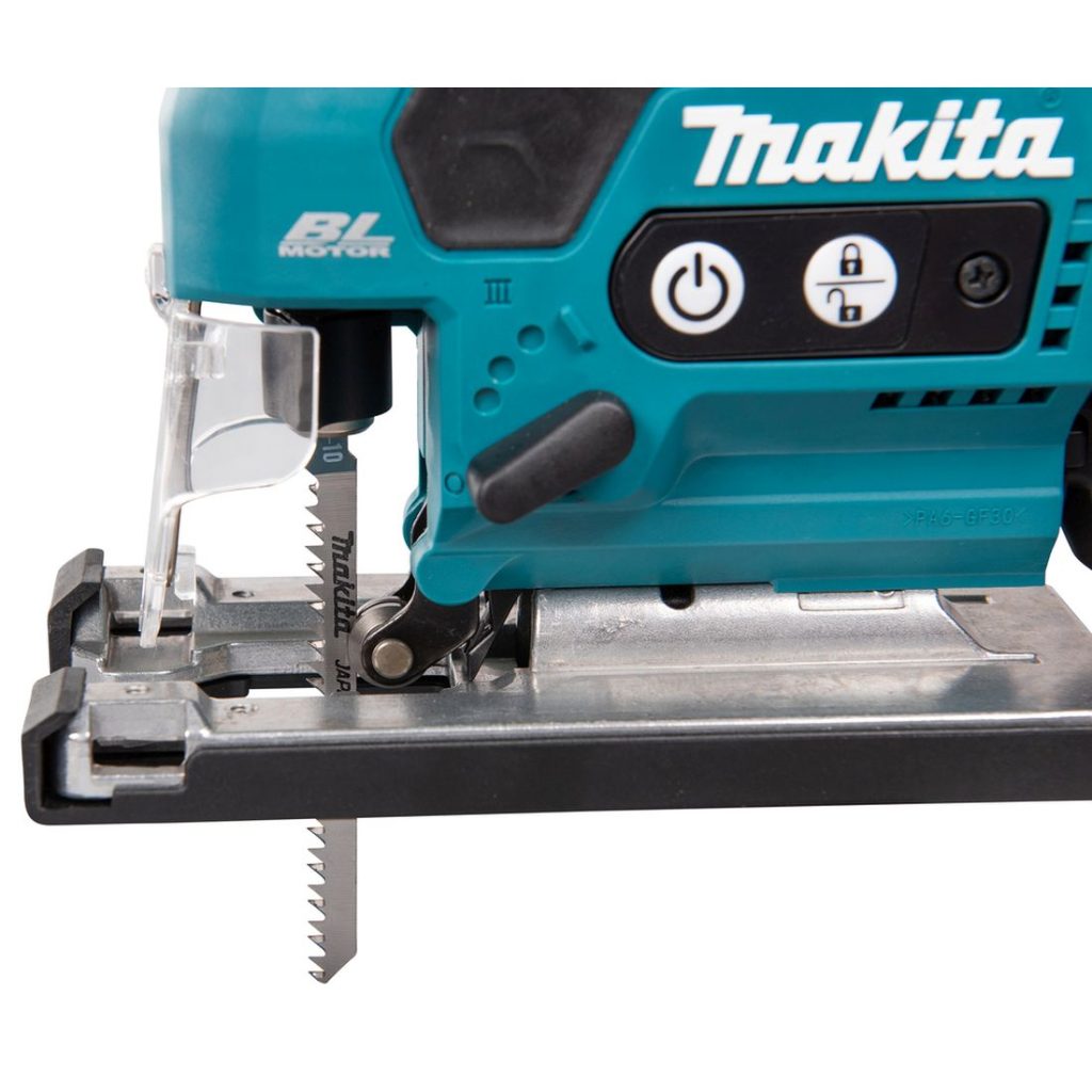MAKITA Pistosaha LXT. Lähikuvassa Pistosaha LXT:n terä kiinnitettynä pistosahaan vasemmalta sivustapäin.