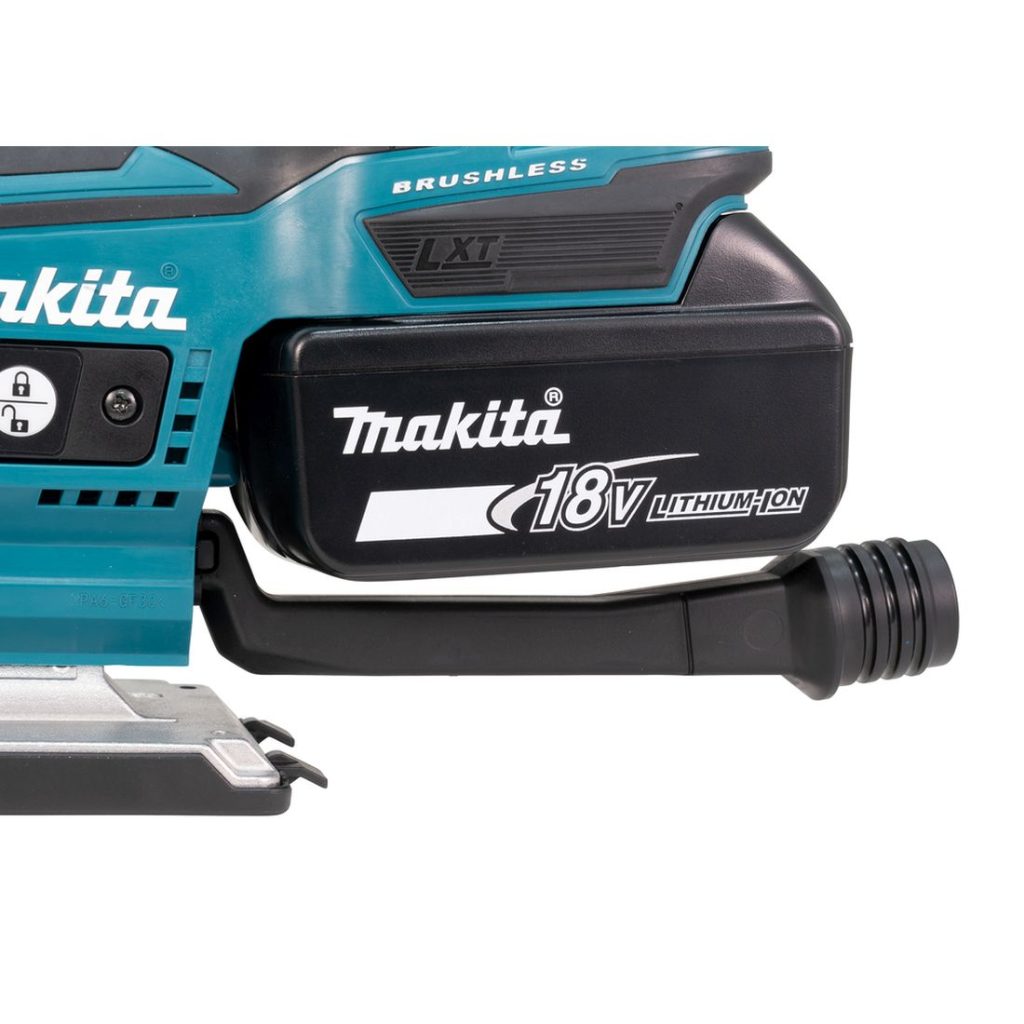 MAKITA Pistosaha LXT. Lähikuvassa Pistosaha LXT:n pölynimuriliitäntä ja pistosahaan kiinnitetty 18V akku.