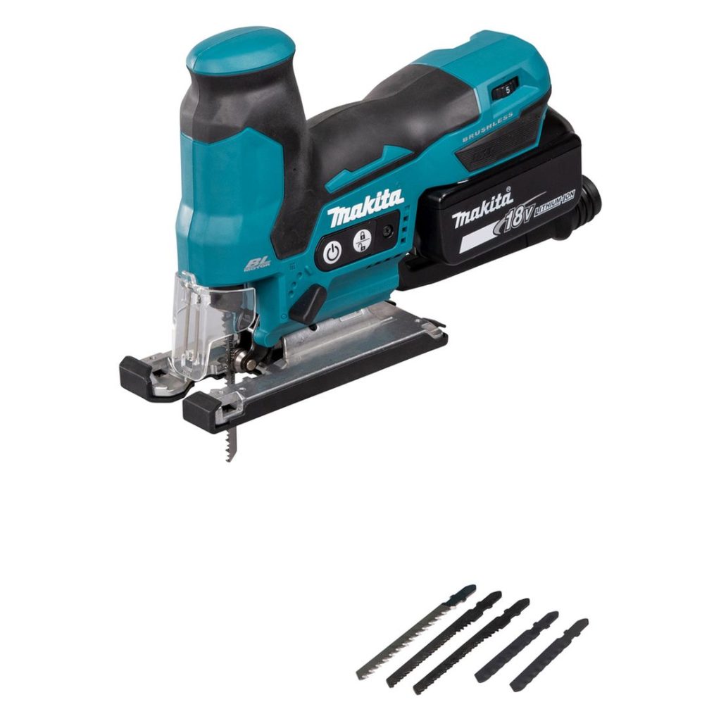 MAKITA Pistosaha LXT. Kuvassa Pistosaha LXT ja viisi pistosahanterää oikealta etuyläviistosta.