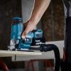 MAKITA Pistosaha LXT. Lähikuvassa henkilö sahaamassa vanerilevyä Pistosaha LXT:n avulla.