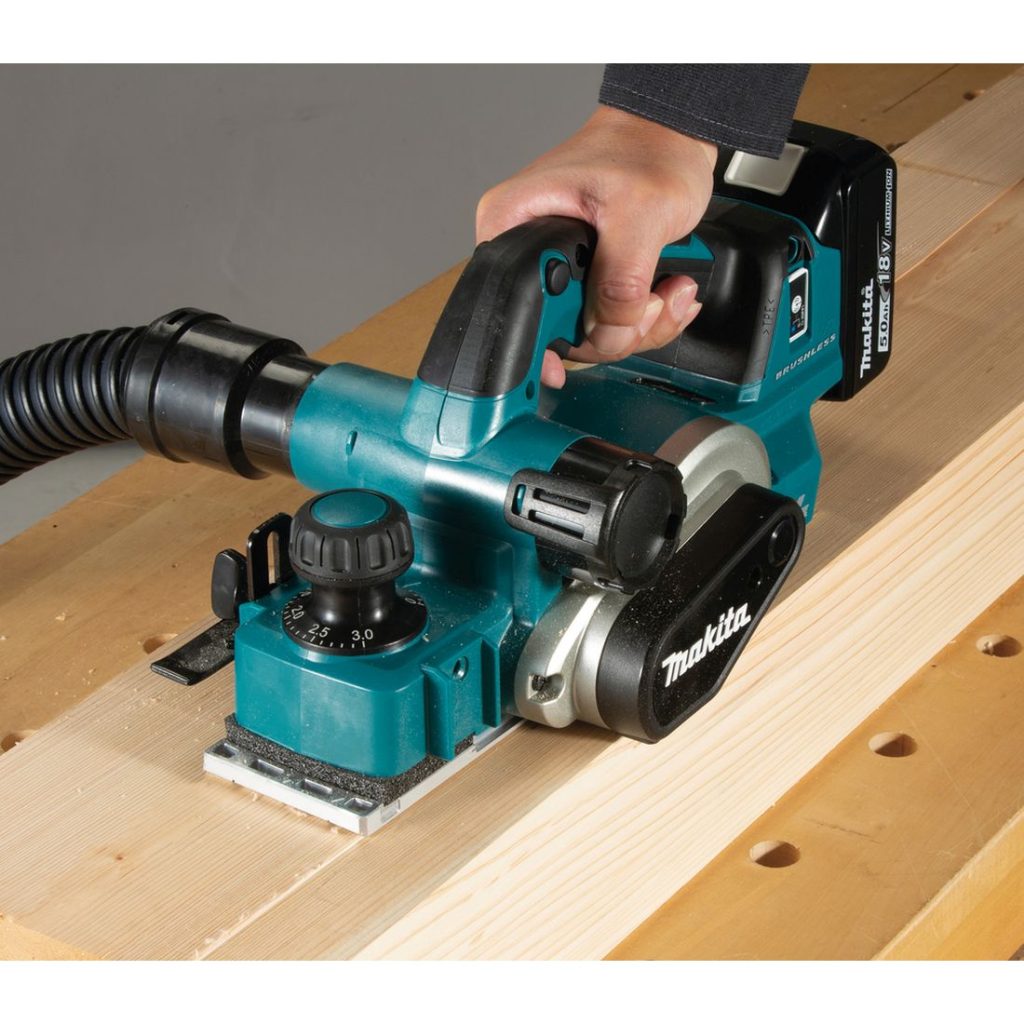 MAKITA Höylä LXT. Kuvassa henkilö höyläämässä paksua palkkia höylä LXT:n avulla.