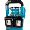 MAKITA Vedenkeitin LXT. Lähikuvassa Vedenkeitin LXT takaapäin. Kaksi akkua kiinnitettynä vedenkeittimeen.