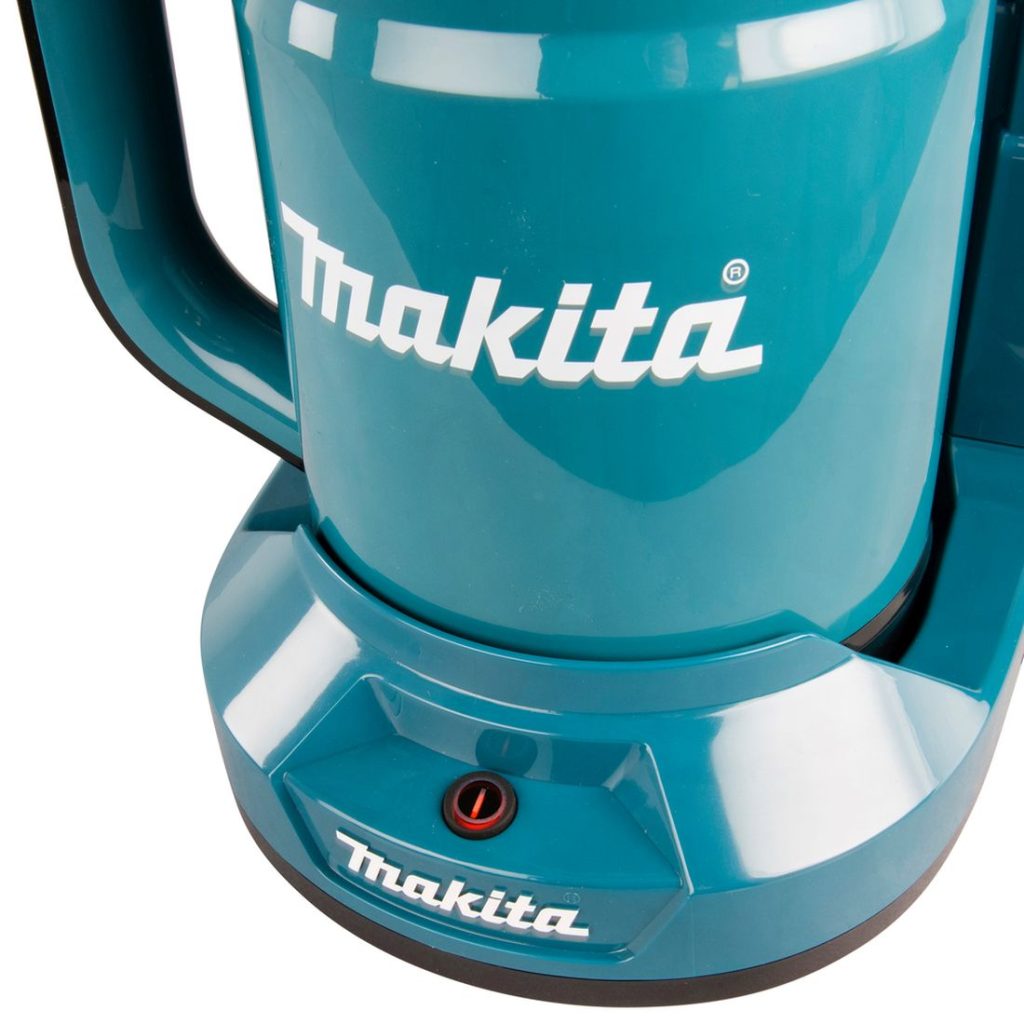 MAKITA Vedenkeitin LXT. Lähikuvassa Vedenkeitin LXT:n virtakytkin yläviistosta.