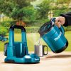 MAKITA Vedenkeitin LXT. Kuvassa henkilö kaatamassa kiehuvaa vettä mukiin vedenkeittimestä.