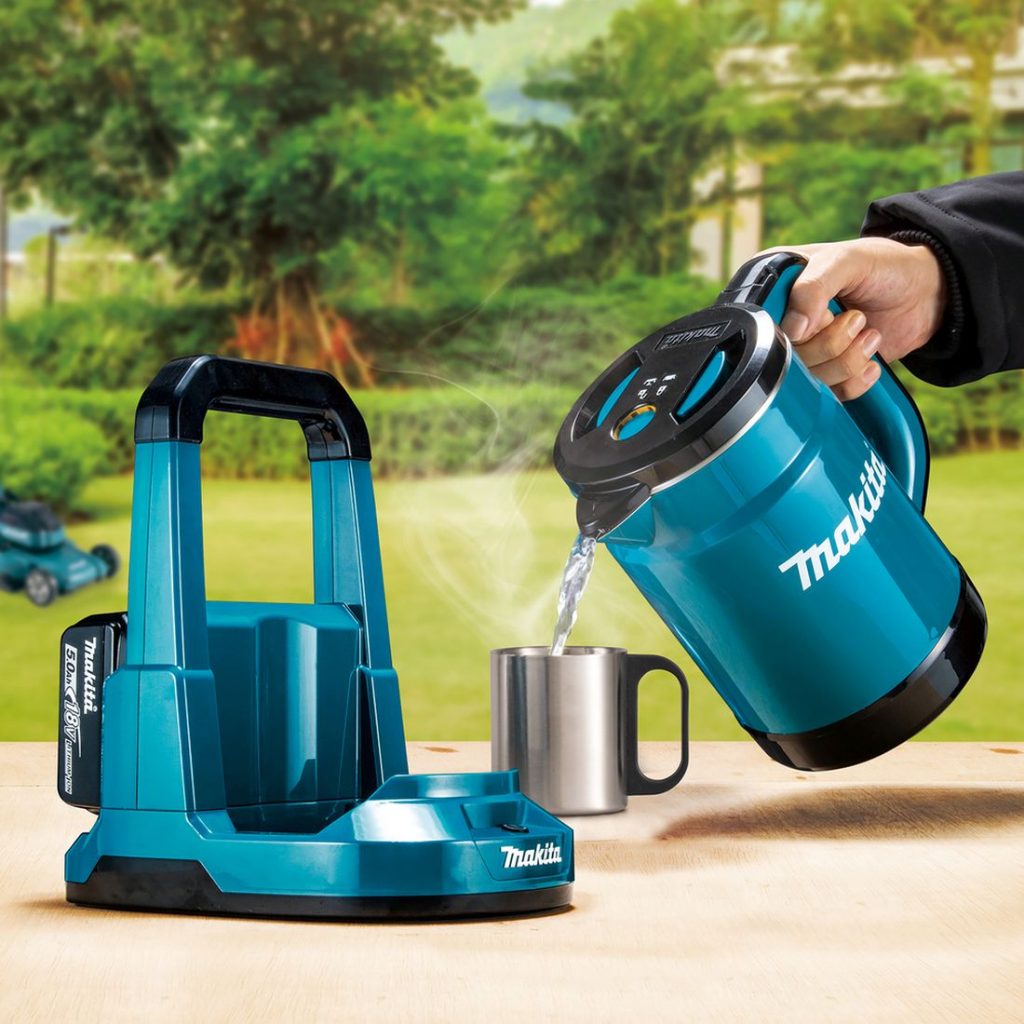 MAKITA Vedenkeitin LXT. Kuvassa henkilö kaatamassa kiehuvaa vettä mukiin vedenkeittimestä.