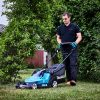 MAKITA Ruohonleikkuri LXT. Kuvassa henkilö leikkaamassa ruohoa ruohonleikkuri LXT:n avulla.