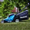 MAKITA Ruohonleikkuri LXT. Kuvassa henkilö leikkaamassa ruohoa ruohonleikkuri LXT:n avulla.