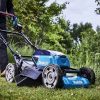 MAKITA Ruohonleikkuri LXT. Kuvassa henkilö leikkaamassa ruohoa ruohonleikkuri LXT:n avulla.