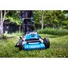 MAKITA Ruohonleikkuri LXT. Kuvassa henkilö leikkaamassa ruohoa ruohonleikkuri LXT:n avulla.