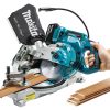MAKITA Katkaisu- ja jiirisaha LXT. Kuvassa henkilö katkaisemassa ponttilautaa Katkaisu- ja jiirisaha LXT:n avulla.