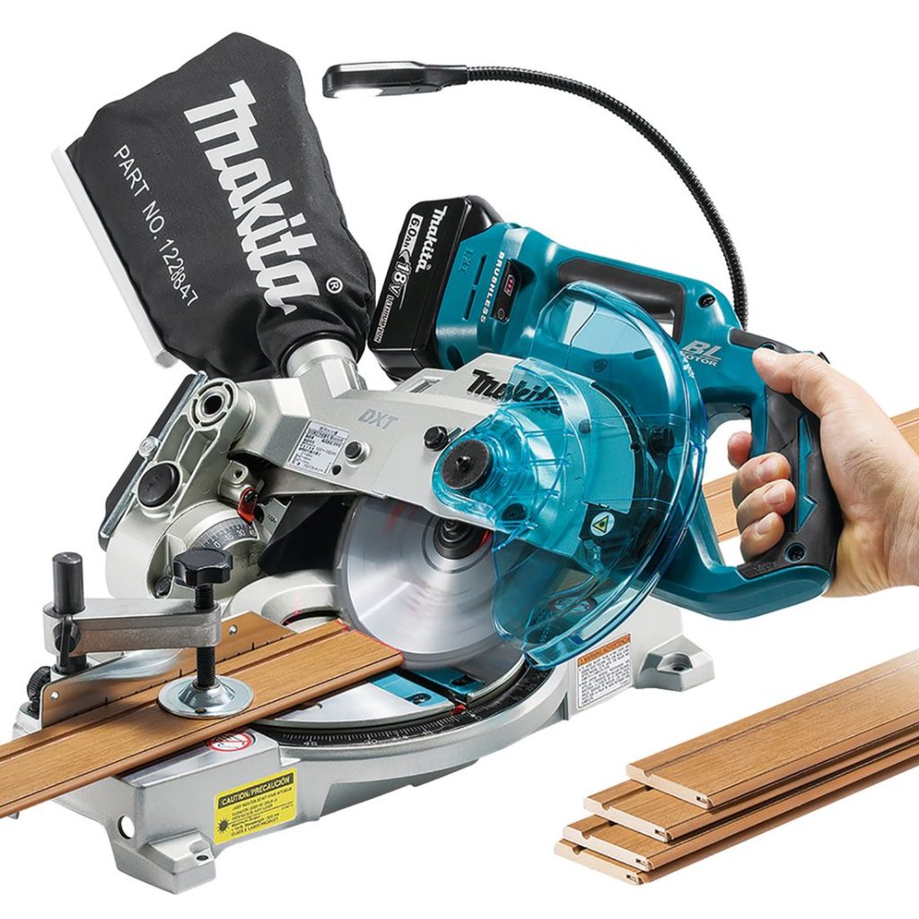 MAKITA Katkaisu- ja jiirisaha LXT. Kuvassa henkilö katkaisemassa ponttilautaa Katkaisu- ja jiirisaha LXT:n avulla.