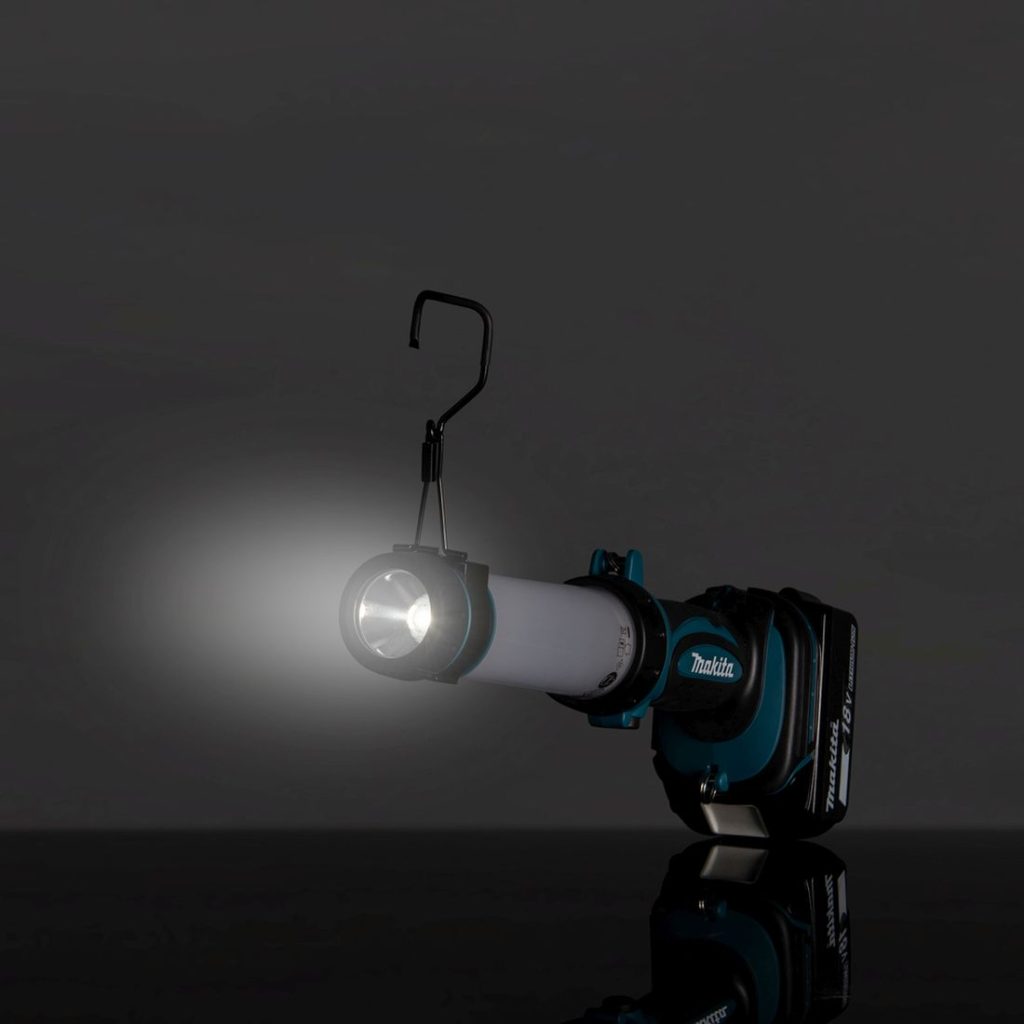 MAKITA LED-valaisin LXT. Kuvassa LED-valaisin LXT makuuasennossa kohdevalaisin päällä.