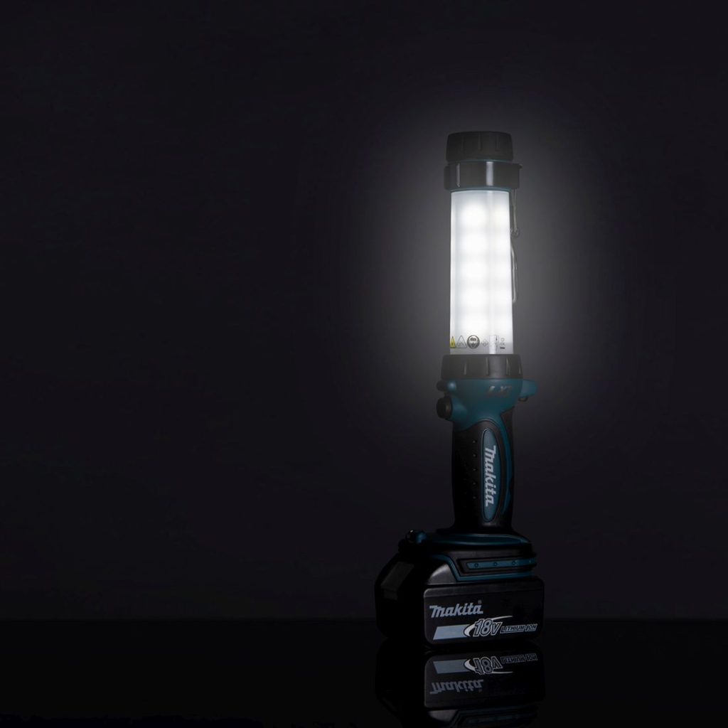 MAKITA LED-valaisin LXT. Kuvassa LED-valaisin LXT makuuasennossa kohdevalaisin päällä.