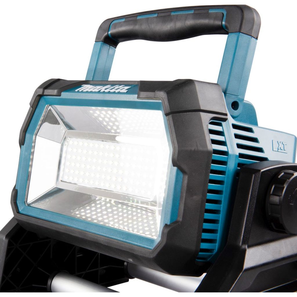 MAKITA LED-valaisin LXT. Lähikuvassa LED-valaisin LXT oikealta etuviistosta.