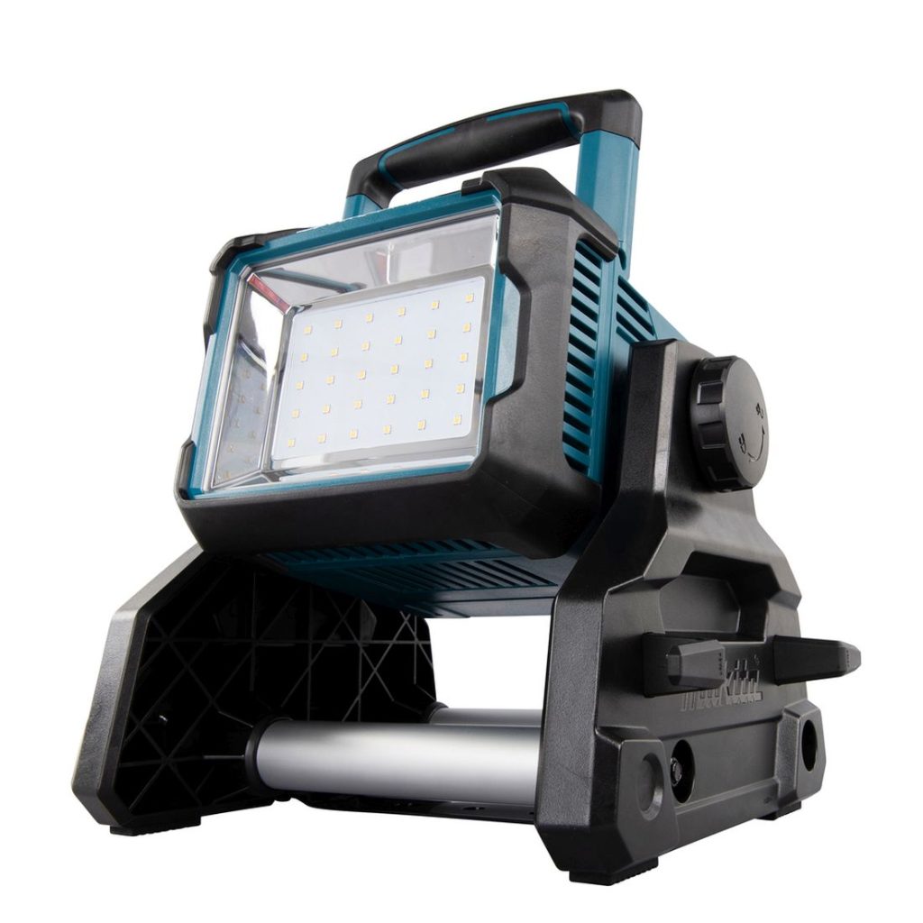 MAKITA LED-valaisin LXT. Kuvassa LED-valaisin LXT oikealta etuviistosta.