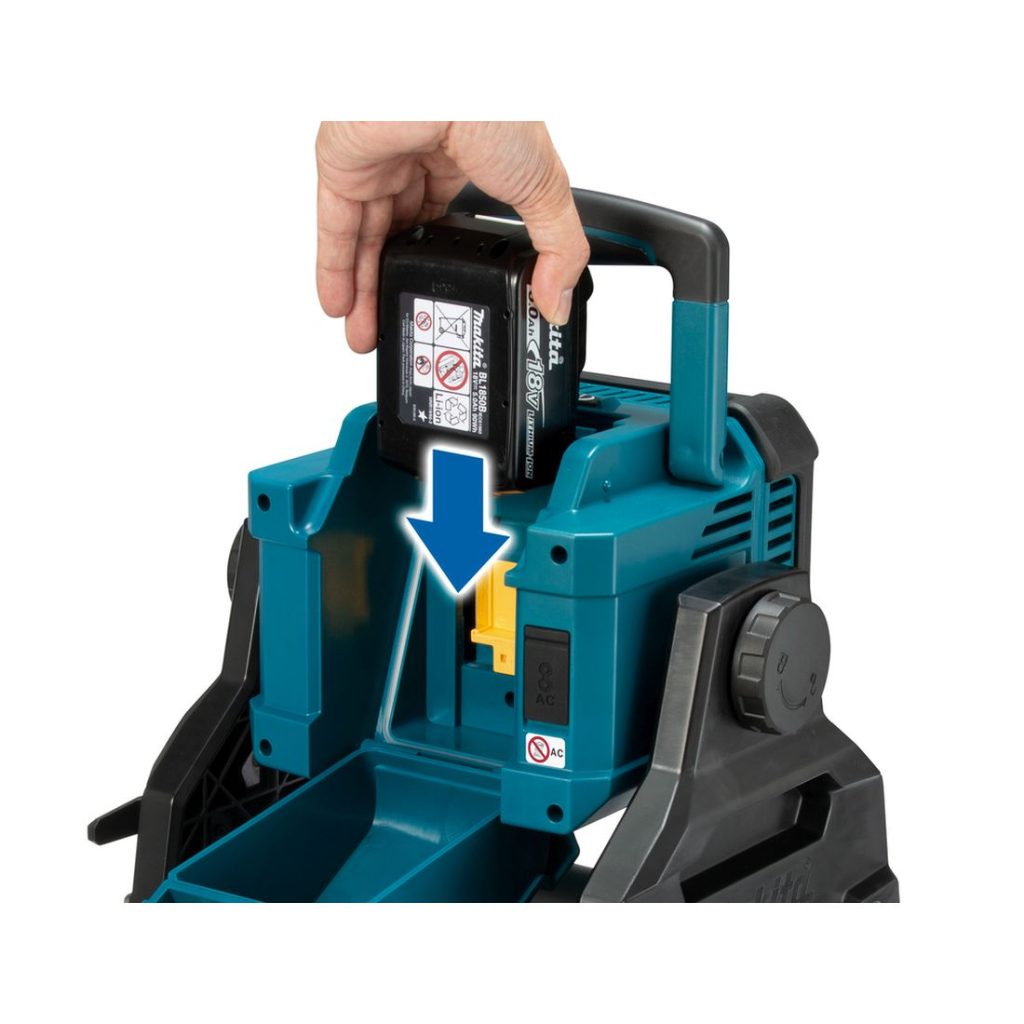 MAKITA LED-valaisin LXT. Kuvassa henkilö asentamassa akkua LED-valaisimeen.