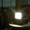 MAKITA LED-valaisin LXT. Kuvassa LED-valaisin LXT pimeässä valaisin päällä oikealta etuviistosta.