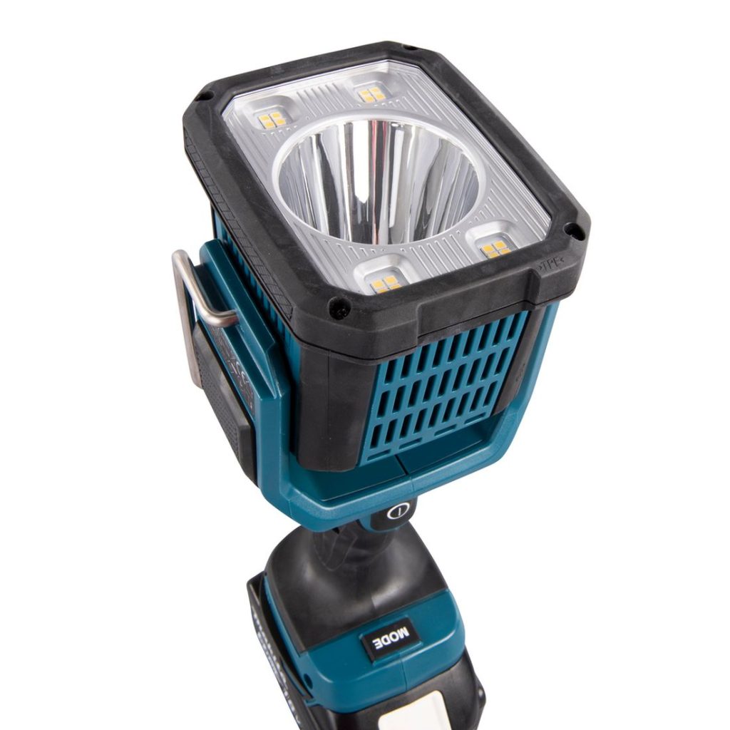 MAKITA LED-valaisin LXT. Lähikuvassa LED-valaisin LXT:n kääntyvä valaisinpää käännettynä ylöspäin.