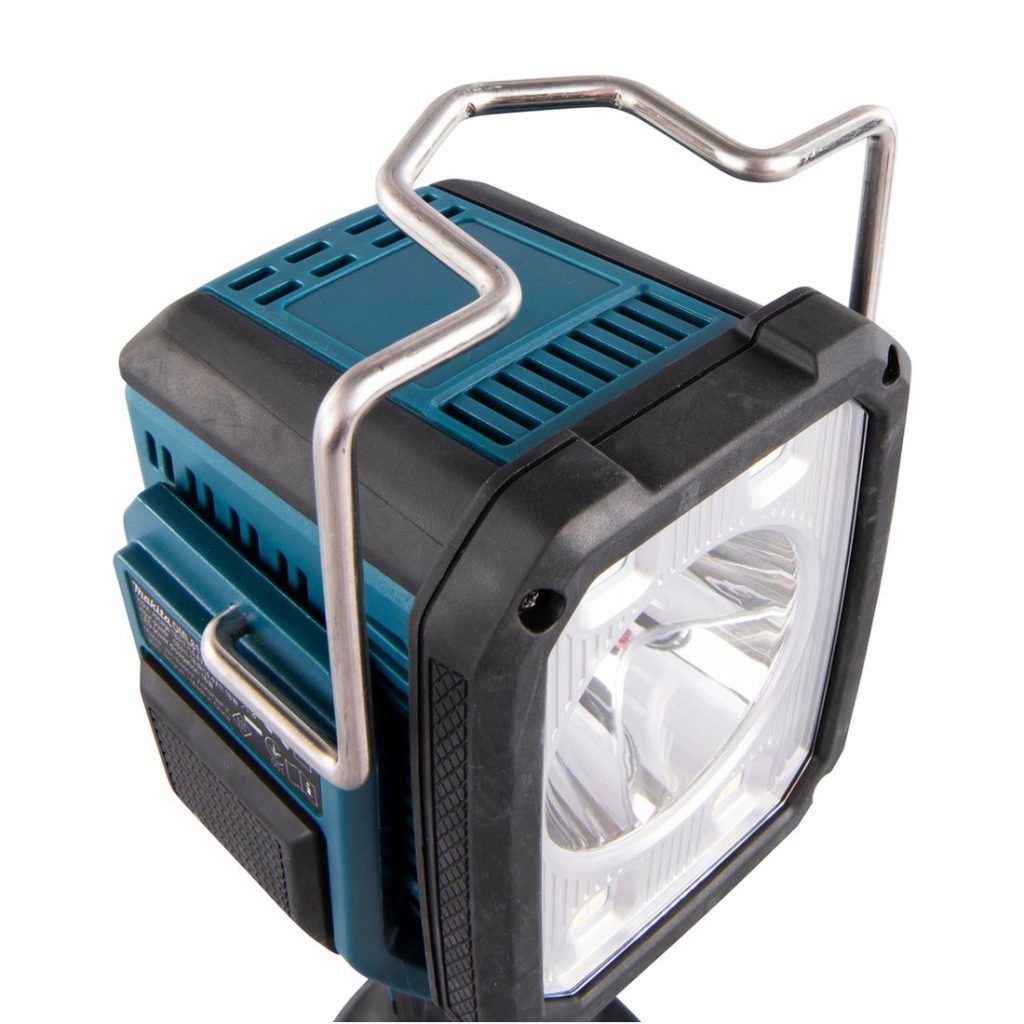 MAKITA LED-valaisin LXT. Lähikuvassa LED-valaisin LXT:n kantokahva etuyläviistosta.