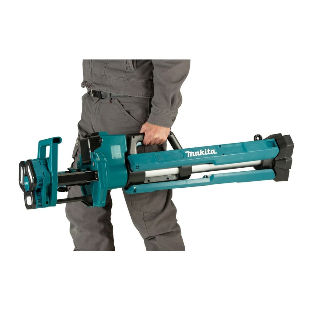 MAKITA Tornivalaisin LXT. Kuvassa henkilö kantamassa Tornivalaisin LXT:tä kädessään.