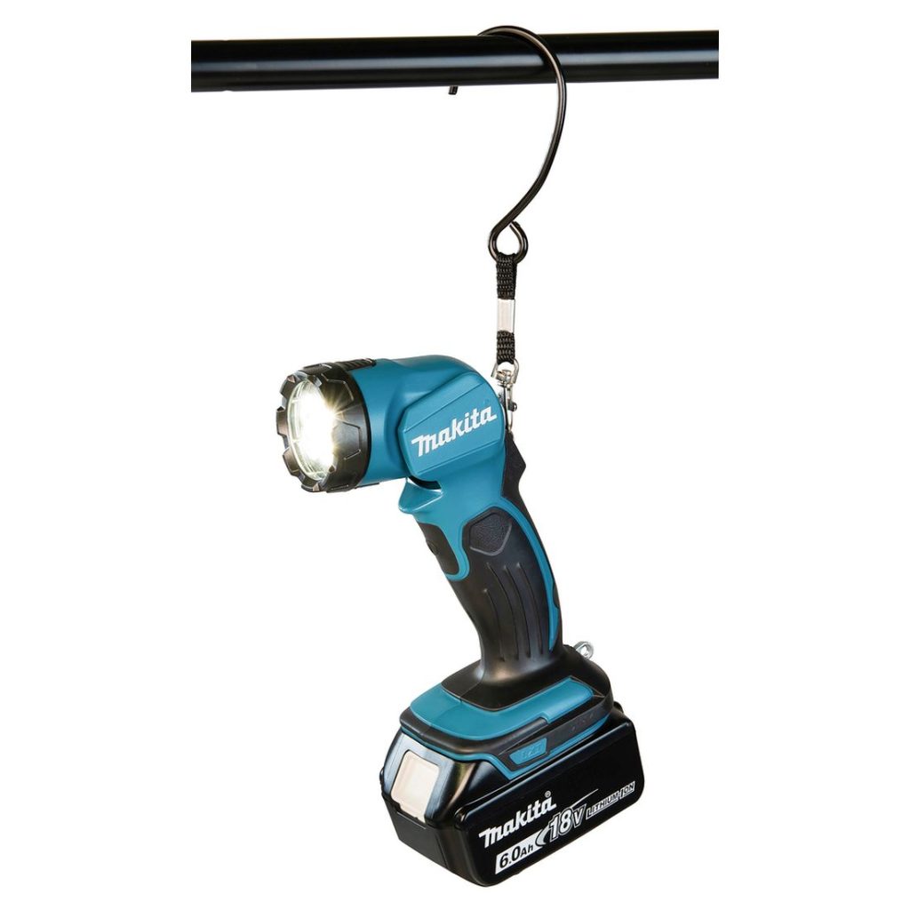 MAKITA LED-valaisin LXT. Kuvassa LED-valaisin LXT ripustettuna mustaan metalliputkeen ripustuskoukusta.