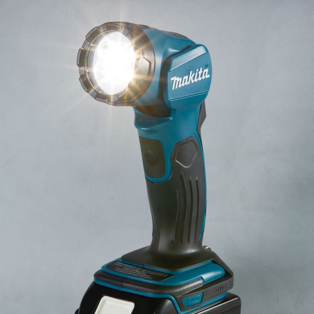 MAKITA LED-valaisin LXT. Kuvassa LED-valaisin LXT oikealta etuviistosta valaisin päällä.