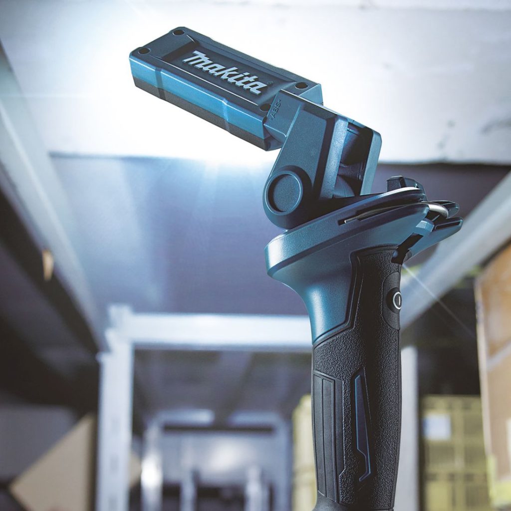 MAKITA LED-valaisin LXT. Lähikuvassa LED-valaisin LXT valaisemassa työmaakohdetta sisätiloissa.