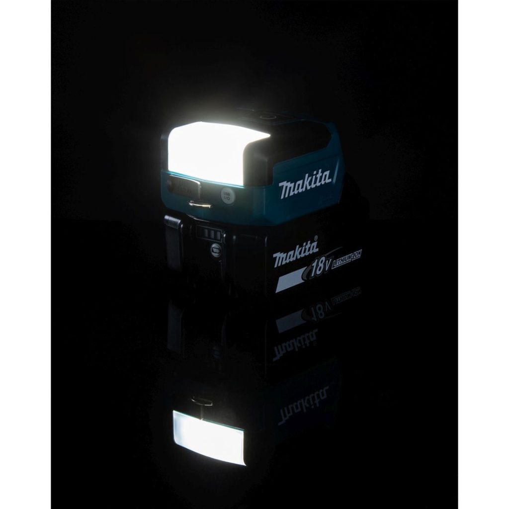 MAKITA LED-valaisin LXT. Kuvassa LED-valaisin LXT pimeässä oikealta etuyläviistosta.