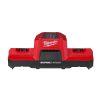 Milwaukee M18 FORGE DBSC 2-paikkainen pikalaturi. Kuvassa pikalaturi edestäpäin ilman akkuja.