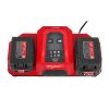 Milwaukee M18 FORGE DBSC 2-paikkainen pikalaturi. Kuvassa pikalaturi ylhäältä päin yhdellä 8,0 Ah akulla ja yhdellä 12,0 Ah akulla. Akkujen varausvalo palaa punaisena.