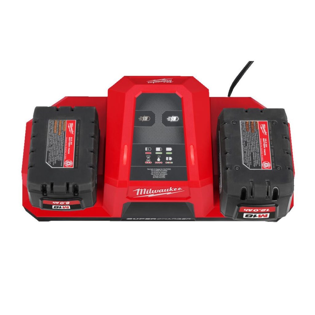 Milwaukee M18 FORGE DBSC 2-paikkainen pikalaturi. Kuvassa pikalaturi ylhäältä päin yhdellä 8,0 Ah akulla ja yhdellä 12,0 Ah akulla. Akkujen varausvalo palaa punaisena.
