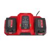 Milwaukee M18 FORGE DBSC 2-paikkainen pikalaturi. Kuvassa pikalaturi ylhäältä päin yhdellä 8,0 Ah akulla ja yhdellä 12,0 Ah akulla. Akkujen varausvalo palaa vihreänä.