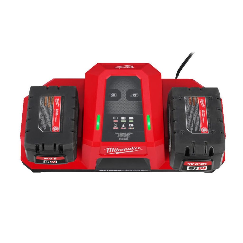Milwaukee M18 FORGE DBSC 2-paikkainen pikalaturi. Kuvassa pikalaturi ylhäältä päin yhdellä 8,0 Ah akulla ja yhdellä 12,0 Ah akulla. Akkujen varausvalo palaa vihreänä.