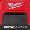 Milwaukee M18 FORGE DBSC 2-paikkainen pikalaturi. Lähikuvassa pikalaturin SUPERCHARGER -logo edestäpäin.