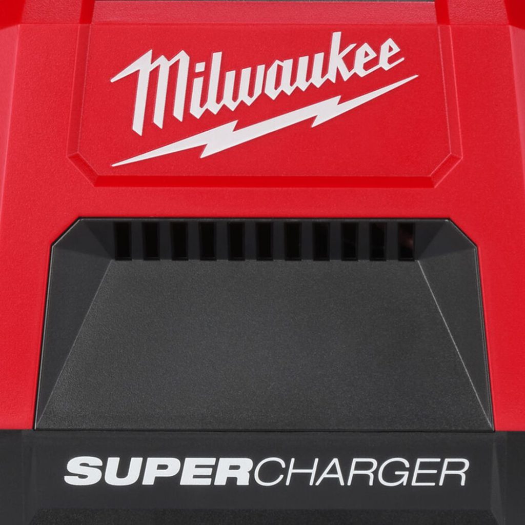Milwaukee M18 FORGE DBSC 2-paikkainen pikalaturi. Lähikuvassa pikalaturin SUPERCHARGER -logo edestäpäin.