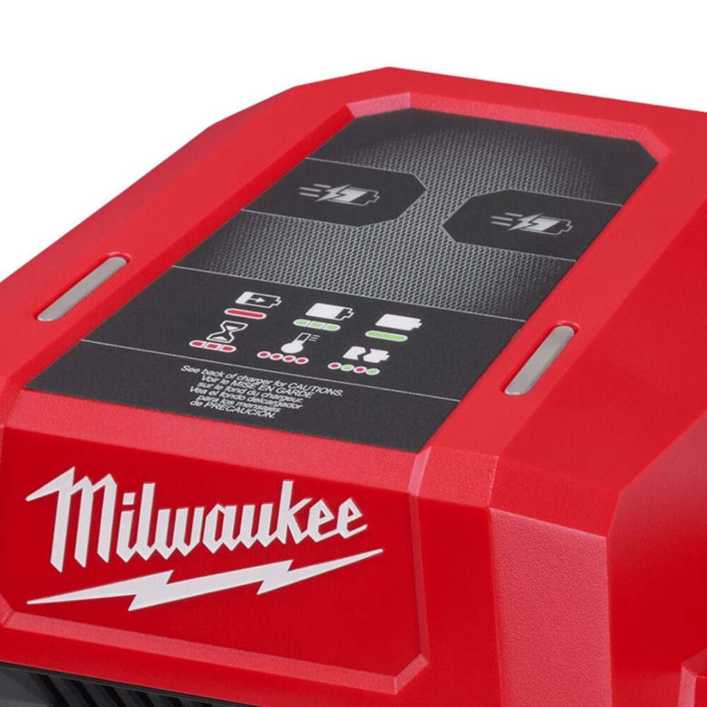 Milwaukee M18 FORGE DBSC 2-paikkainen pikalaturi. Lähikuvassa pikalaturin varausindikaattorit oikealta etuviistosta.